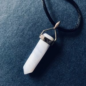PRETTY QUARTZ Pendant Necklace